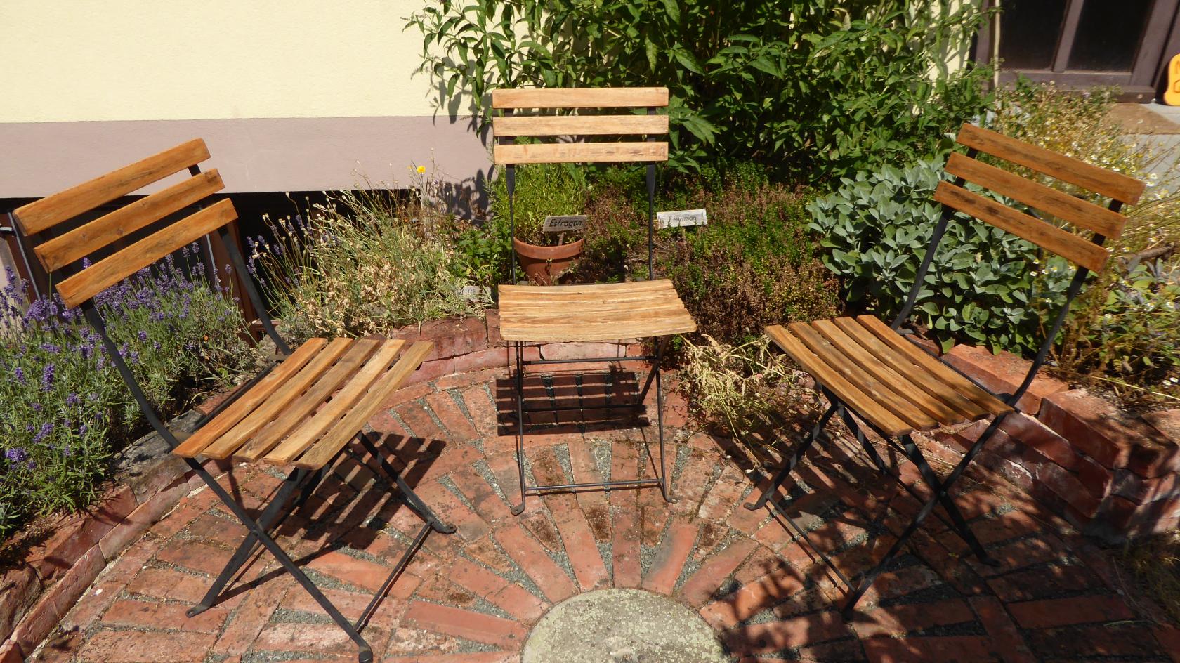 Klappstuhl mit gebogenen Latten.JPG